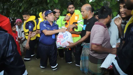 ফেনীর আশ্রয়কেন্দ্রে হাজারো মানুষ
