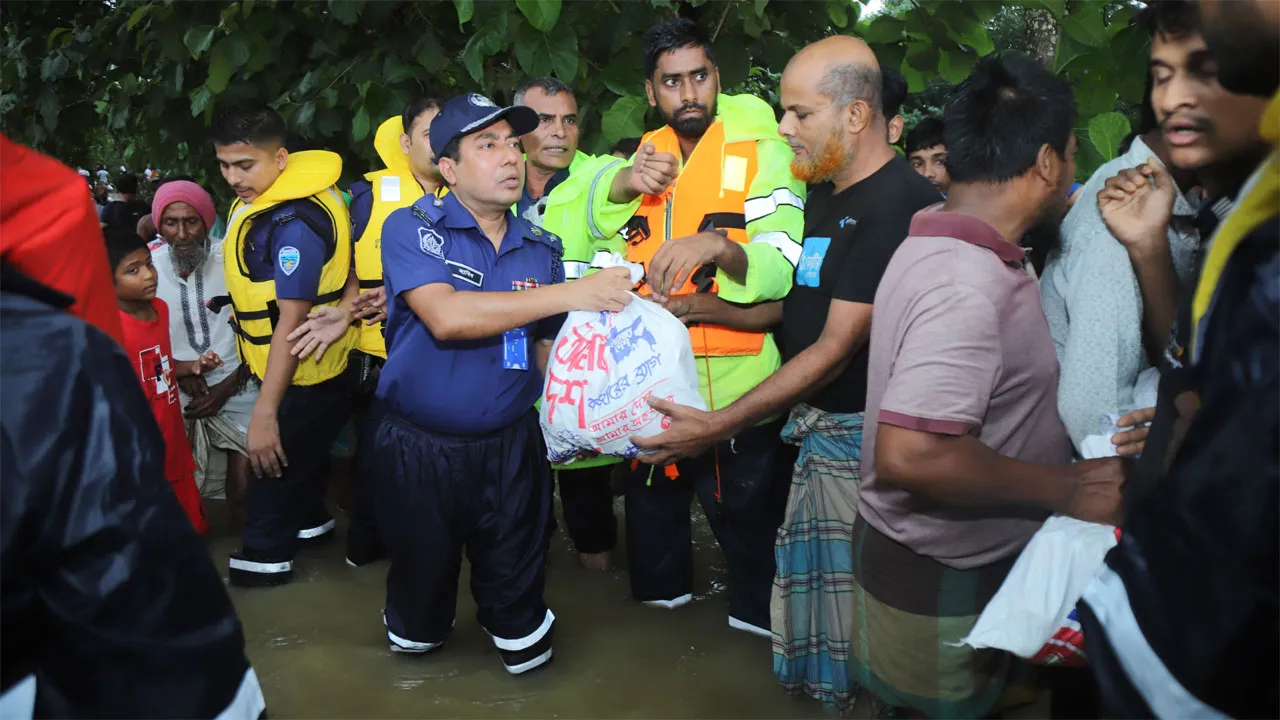 ফেনীর আশ্রয়কেন্দ্রে হাজারো মানুষ