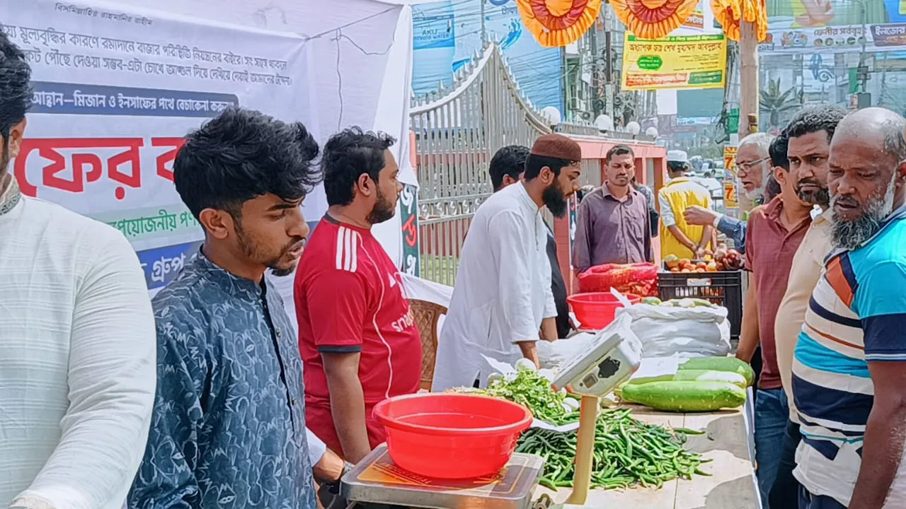 ফেনীতে ইনসাফের বাজারে ক্রেতাদের ব্যাপক সাড়া
