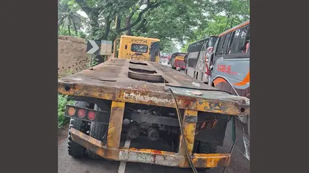 ফেনীতে পৃথক সড়ক দুর্ঘটনায় চালক-হেলপারসহ নিহত ৫