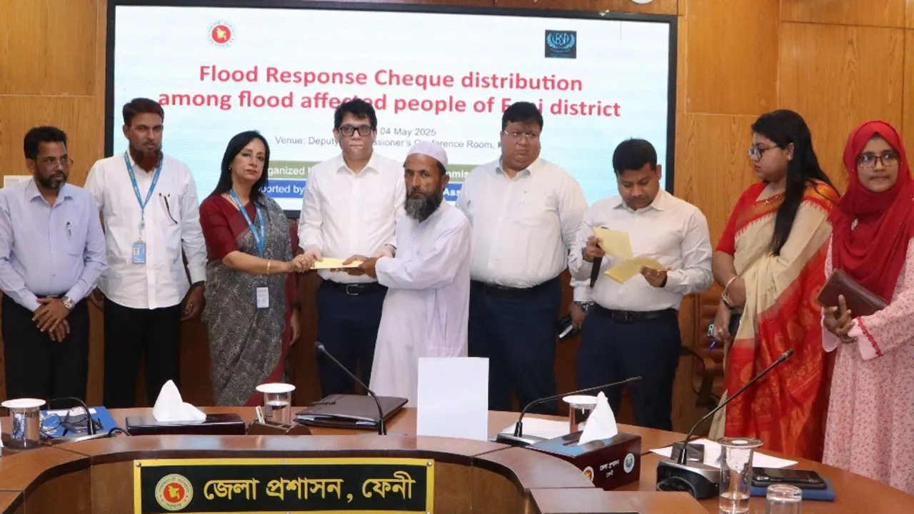 ফেনীতে বন্যায় ক্ষতিগ্রস্ত ১০০ পরিবার পেল আর্থিক সহায়তা