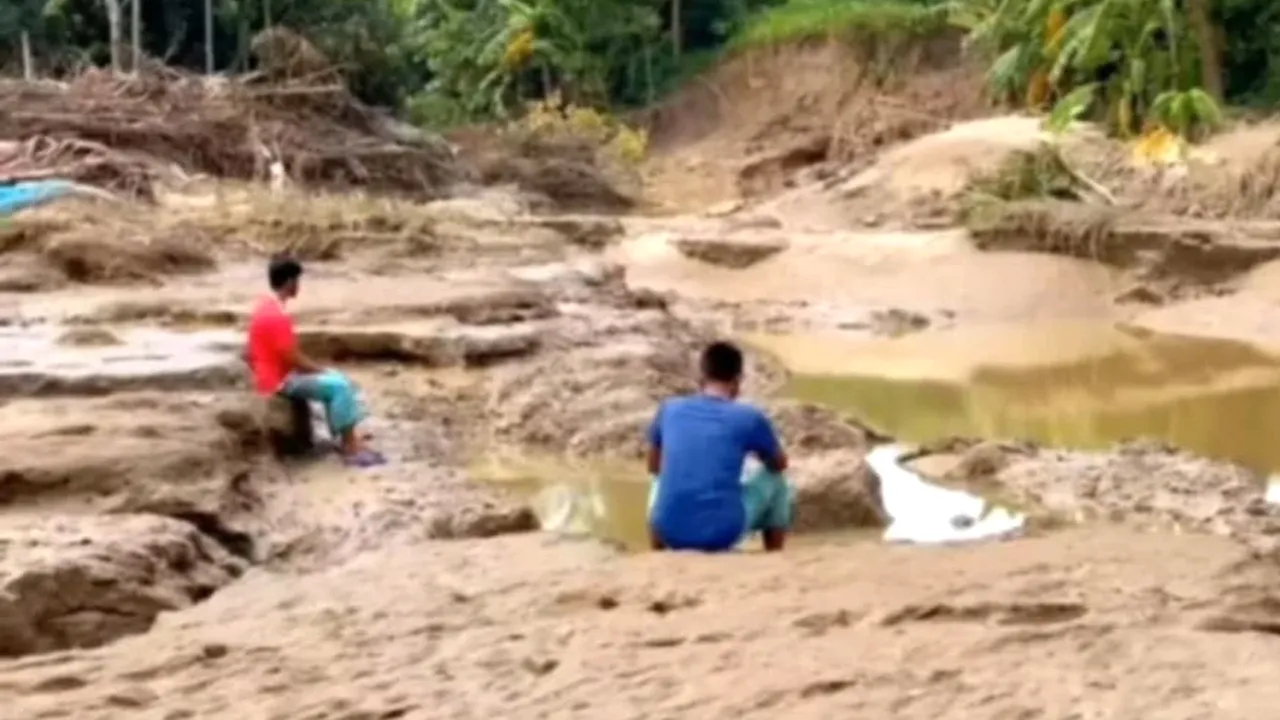 মেরামত হয়নি বেড়িবাঁধ, বন্যার আশঙ্কায় ফেনীবাসী