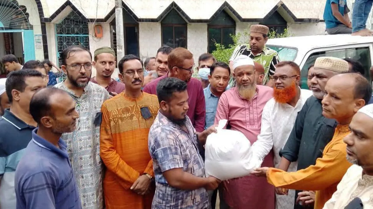 ফেনীতে জিয়াউর রহমানের শাহাদতবার্ষিকী উপলক্ষে দুস্থদের খাবার বিতরণ