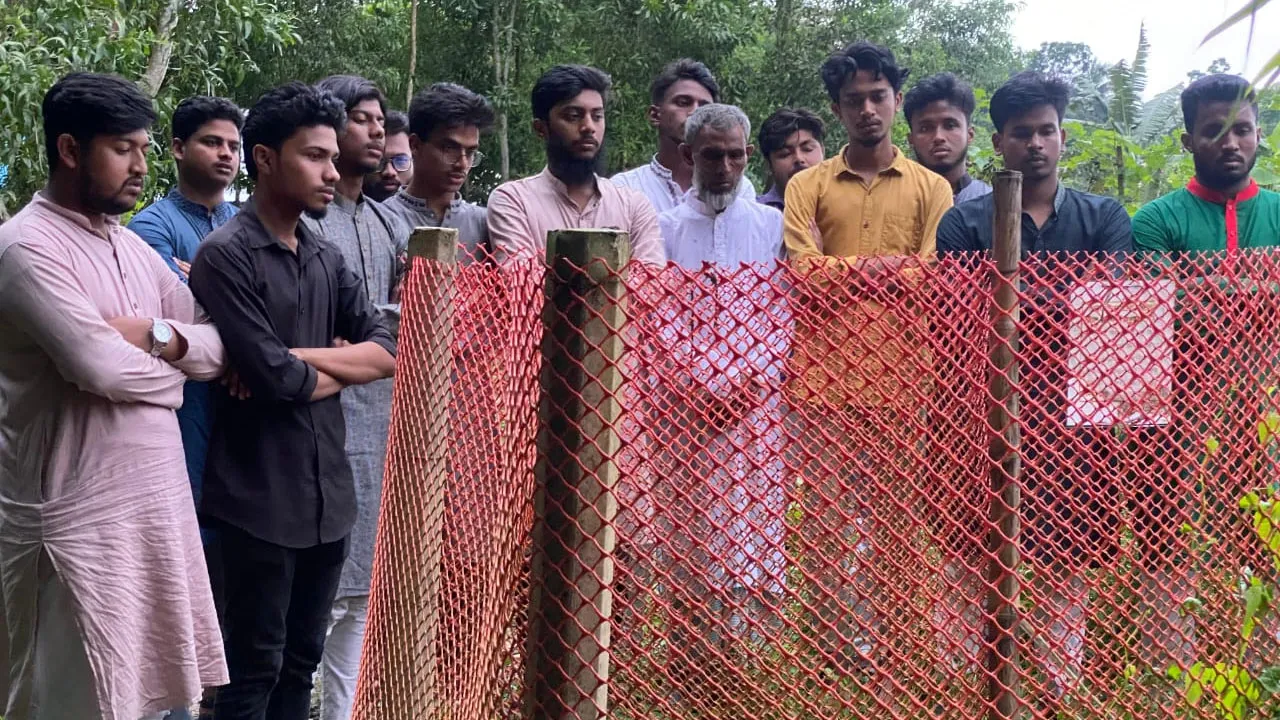 গণঅভ্যুত্থানে ফেনীর শহীদদের কবর জিয়ারত করলেন বৈষম্যবিরোধী ছাত্র আন্দোলন নেতারা