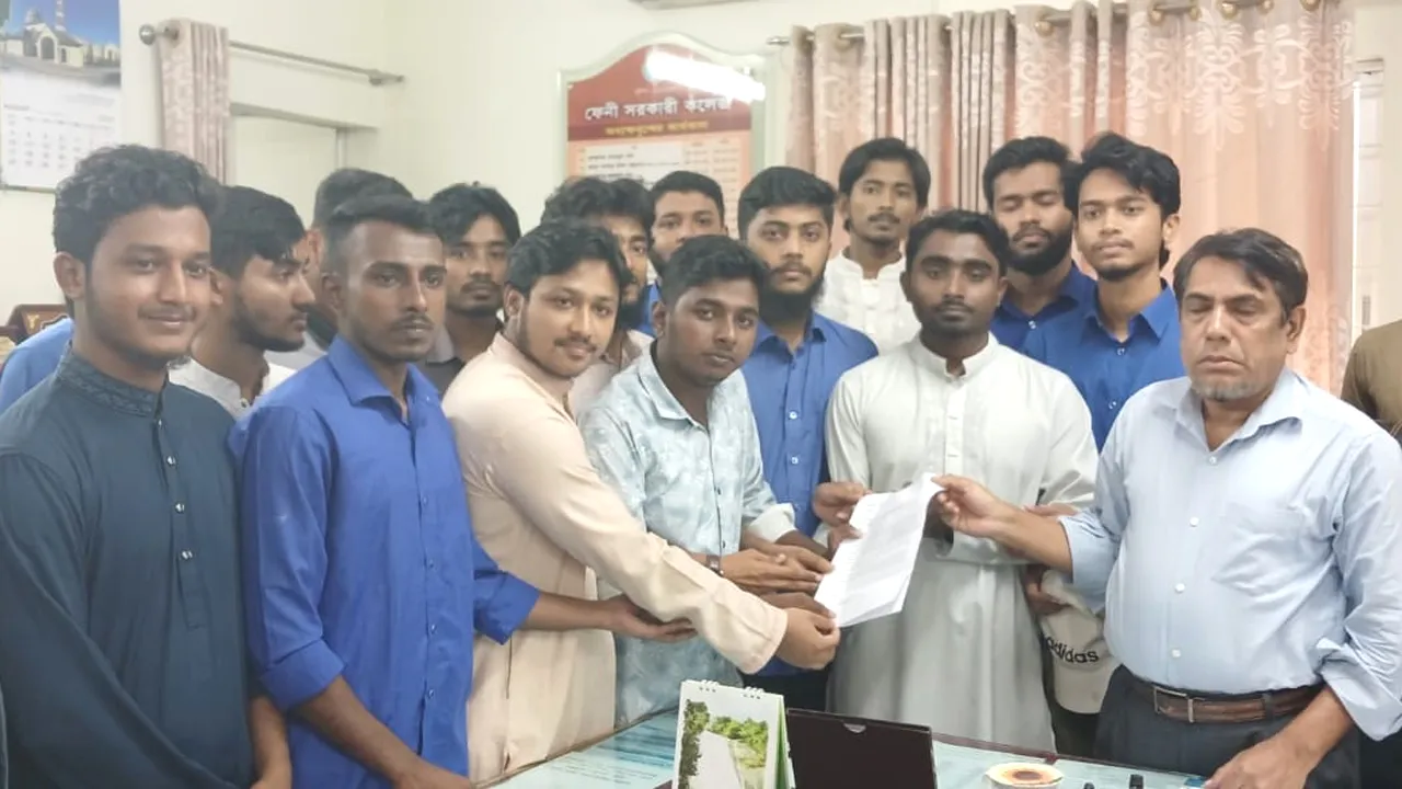 ফেনী কলেজে ছাত্র সংসদ নির্বাচন দাবিতে স্মারকলিপি