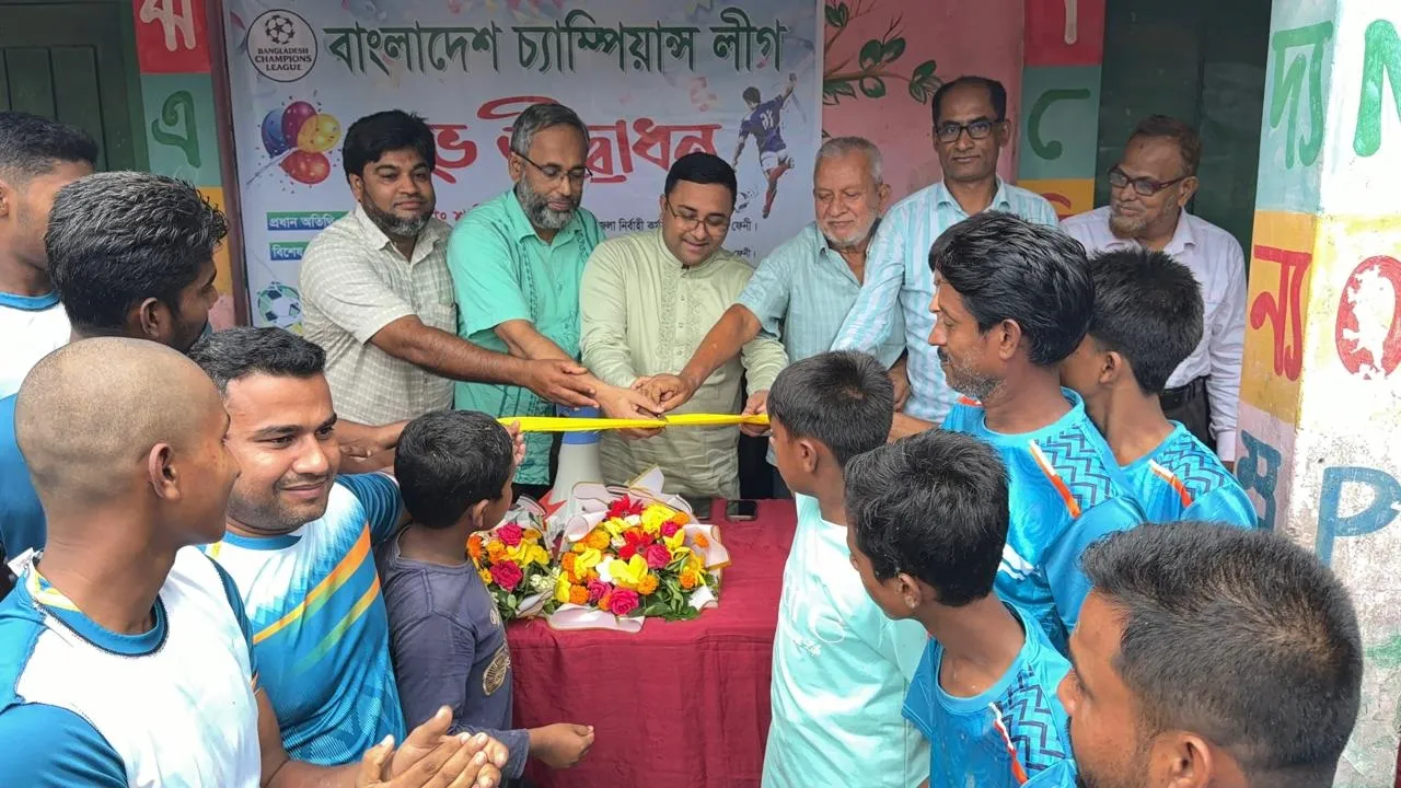 ফেনীর দাগনভূঞায় ফুটবল টুর্নামেন্টের উদ্বোধন