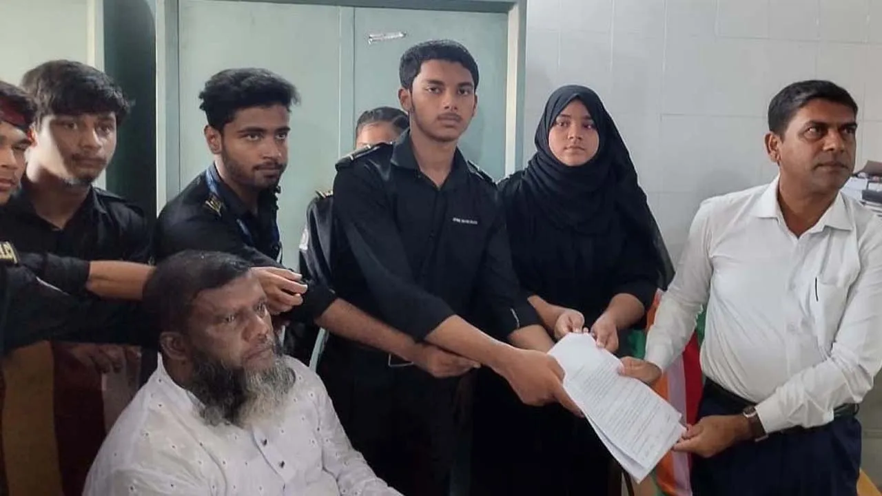 ফেনীতে কলেজে রাজনীতি বন্ধের দাবিতে স্মারকলিপি