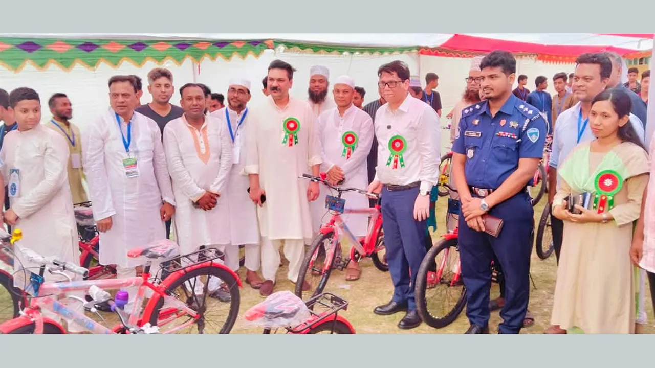 ফেনীতে তিন শতাধিক কিশোর পেল সাইকেল উপহার