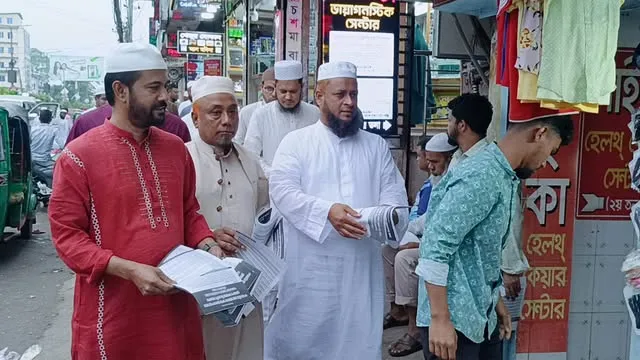 গণভোটে ‘হ্যাঁ’ বাস্তবায়নের দাবিতে ফেনীতে ১১ দলীয় জোটের লিফটের বিতরণ