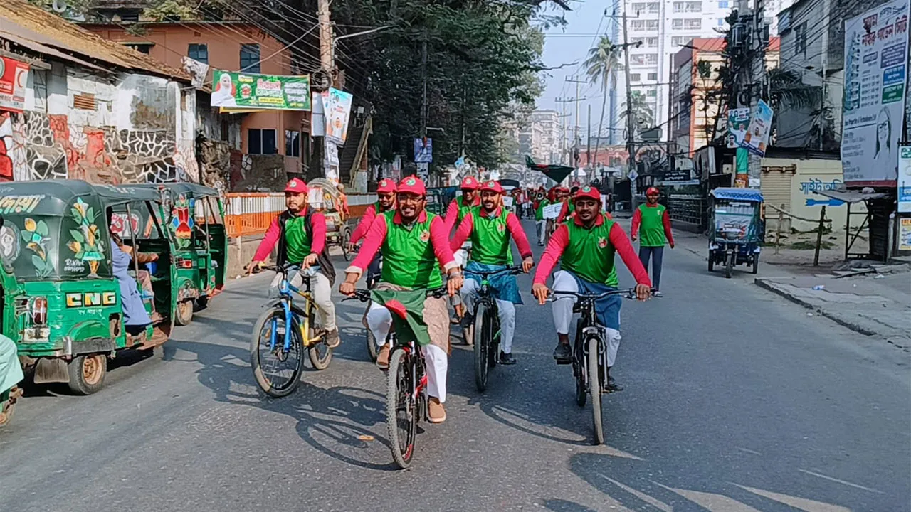 ফেনীতে ঈগল ও গণভোটে ‘হ্যাঁ’ সমর্থনে ছাত্রশিবিরের সাইকেল যাত্রা