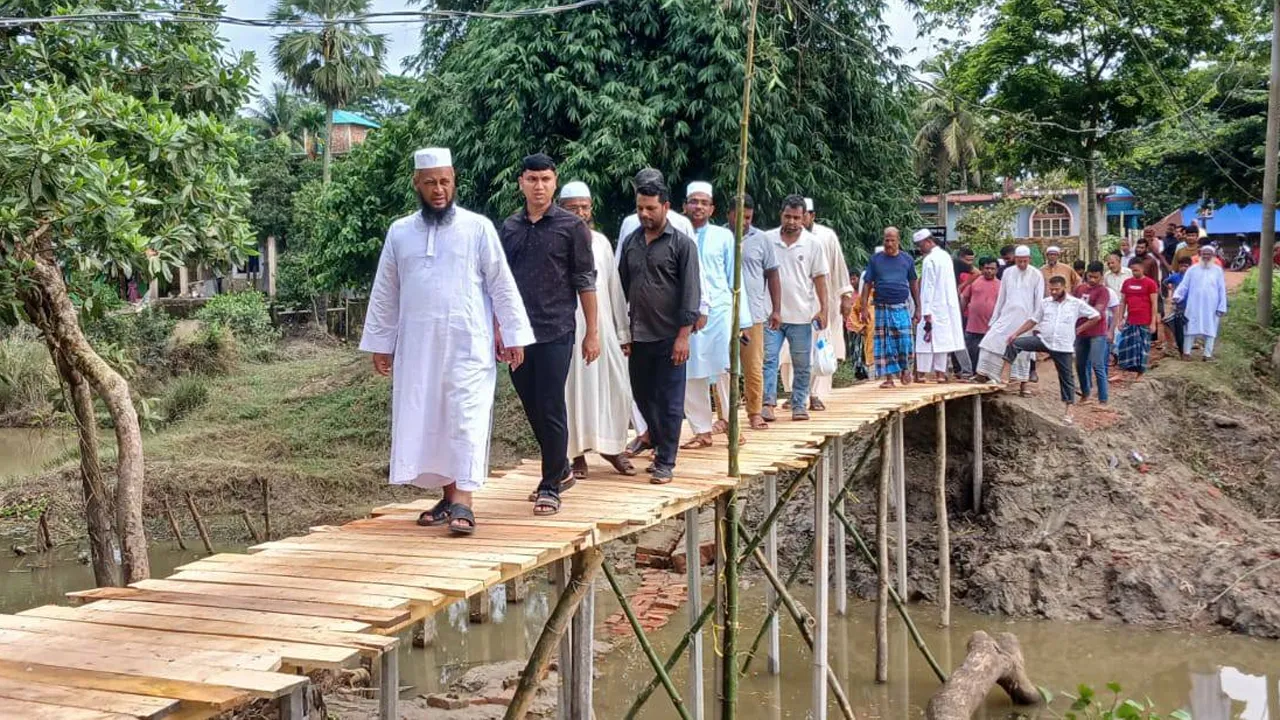 ফেনীতে বন্যায় ভেঙে যাওয়া সাঁকো নির্মাণ করলো জামায়াত