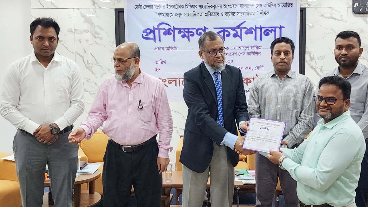 সাংবাদিকদের রাজনৈতিক পরিচয়ের ঊর্ধ্বে উঠে কাজ করতে হবে