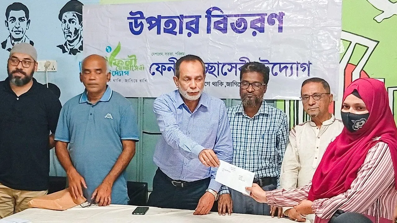 ফেনী স্বেচ্ছাসেবী উদ্যোগের ঈদ উপহার পেলো ১০ অসচ্ছল পরিবার