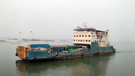 বৈরী আবহাওয়ায় দৌলতদিয়া-পাটুরিয়ায় লঞ্চ চলাচল বন্ধ, চলছে ফেরি