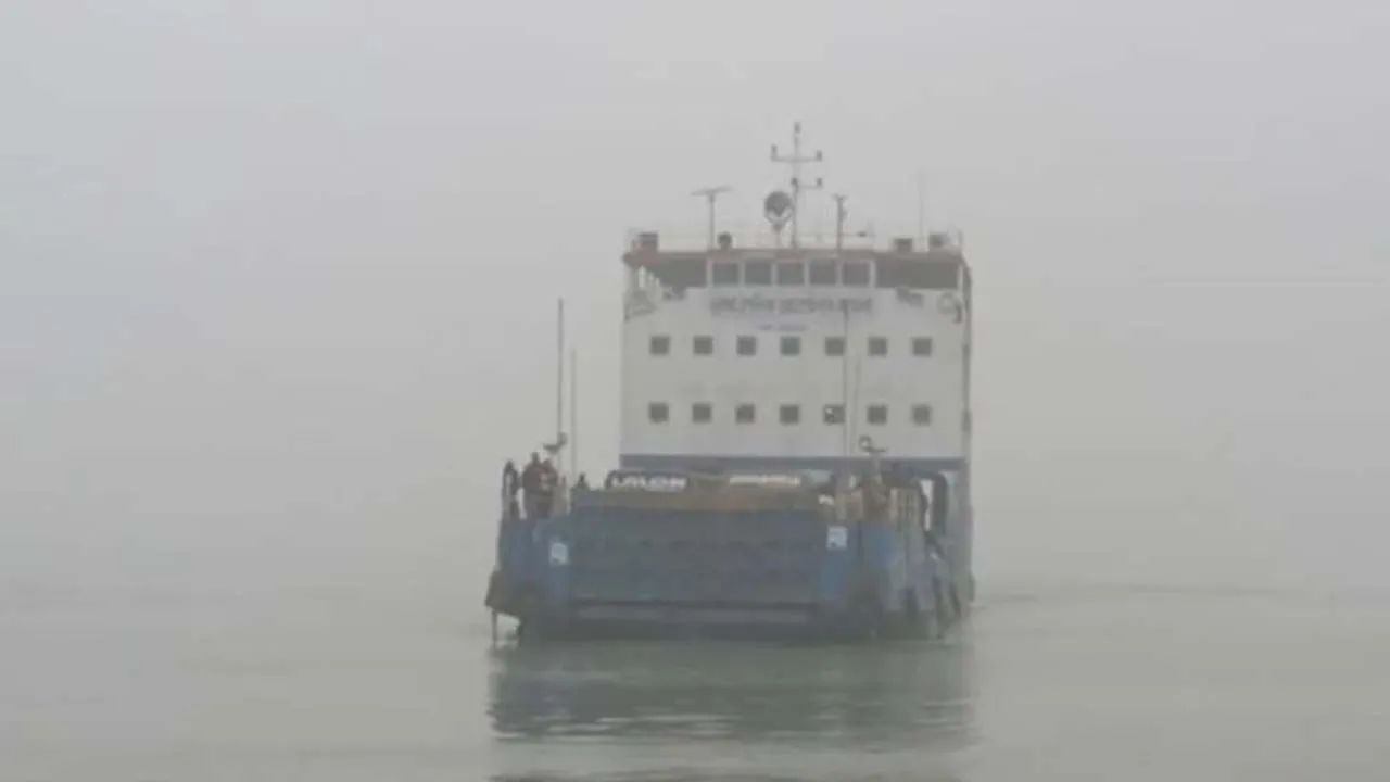 কুয়াশায় ৪ ঘণ্টা বন্ধ থাকার পর পাটুরিয়া-দৌলতদিয়া ফেরি চলাচল শুরু