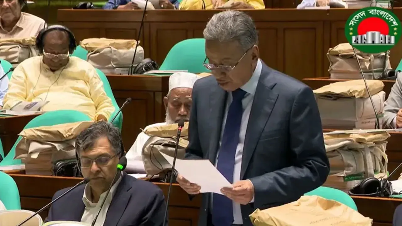দেশের ৫৫তম বাজেট উপস্থাপন করছেন অর্থমন্ত্রী আমির খসরু