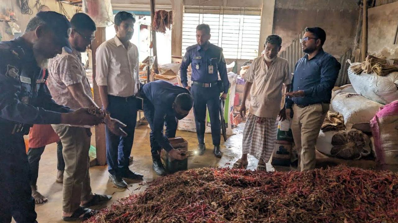 Fined-Tk-2-lakh-for-making-spice-by-mixing-spoiled-chilies