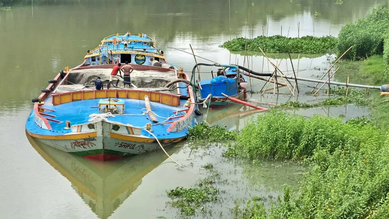 কটিয়াদীতে অবৈধভাবে বালু উত্তোলনে অর্থদণ্ড