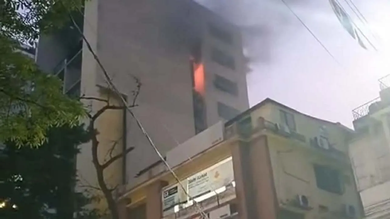 বনানীতে বহুতল ভবনের আগুন নিয়ন্ত্রণে