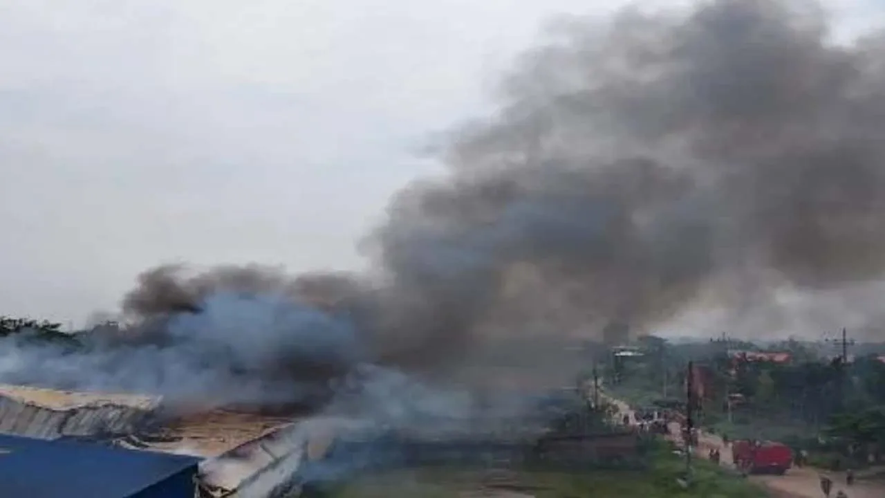 ডেমরায় কালি কারখানায় আগুন