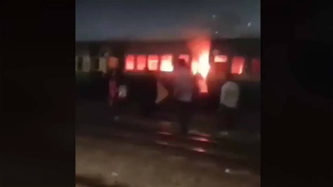 তেজগাঁওয়ে ট্রেনের কোচে আগুন