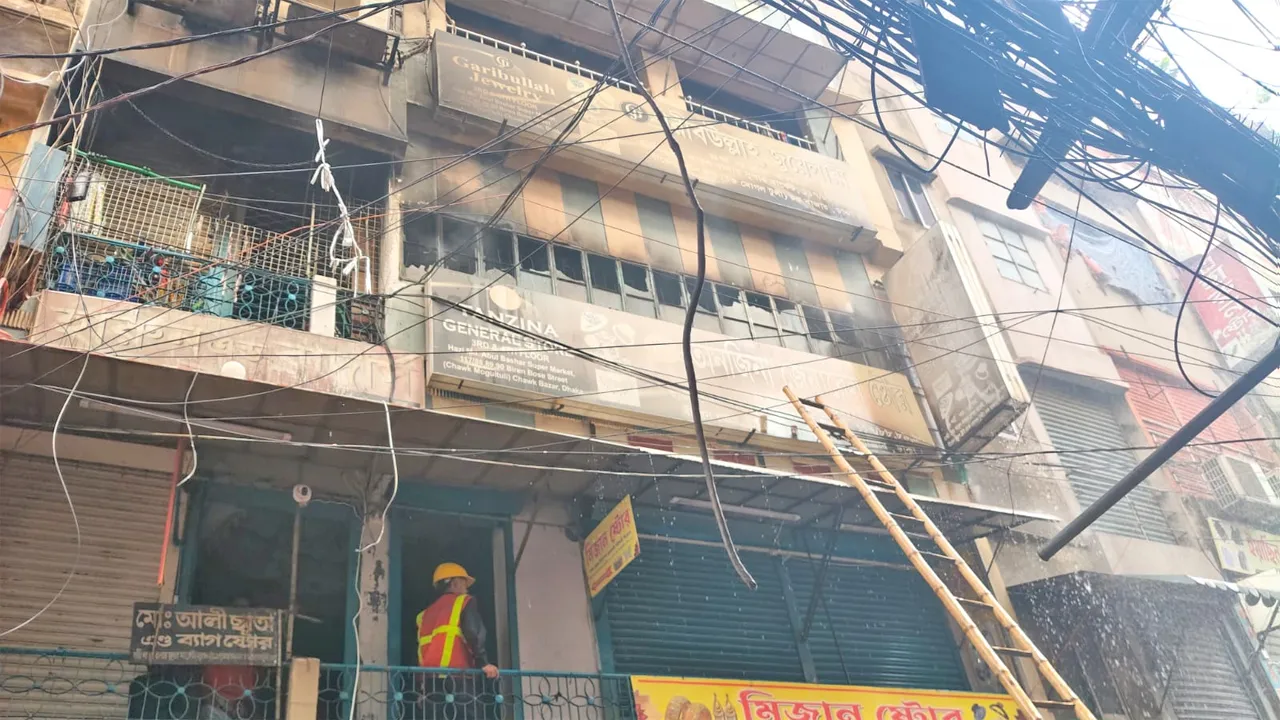 চকবাজার খাজা মার্কেটে আগুন, নিয়ন্ত্রণে ফায়ার সার্ভিসের ৬ ইউনিট