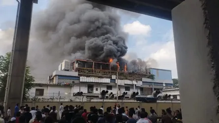 মহাখালীতে ভবনের ছাদে আগুন, তৃতীয় তলায় সাব-স্টেশন
