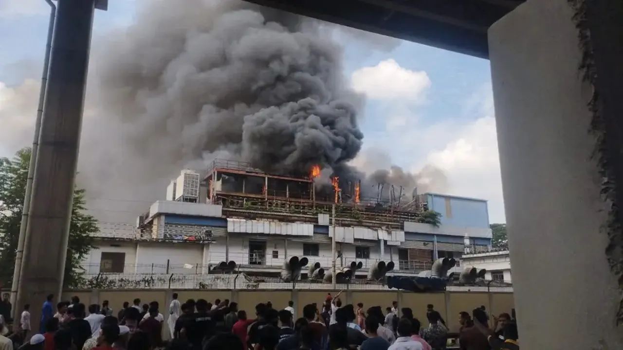মহাখালীতে ভবনের ছাদে আগুন, তৃতীয় তলায় সাব-স্টেশন