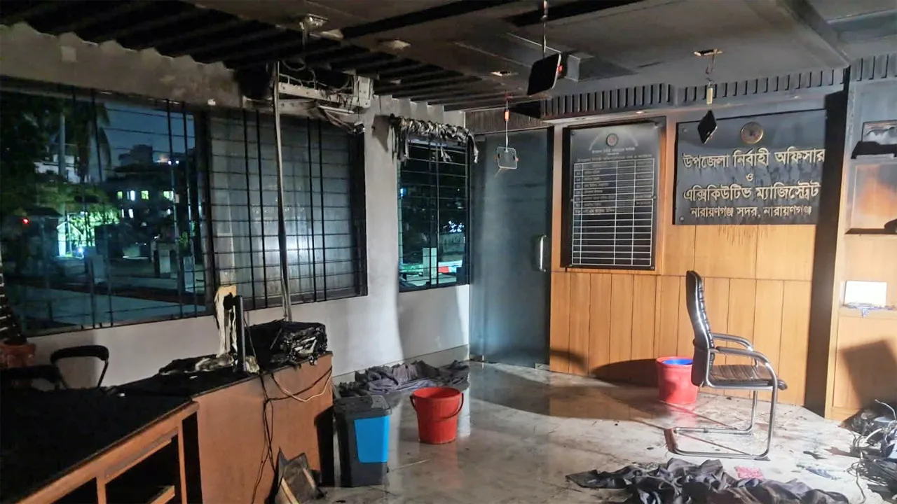 নারায়ণগঞ্জ ইউএনও অফিসে আগুন, পুড়েছে জরুরি আসবাবপত্র