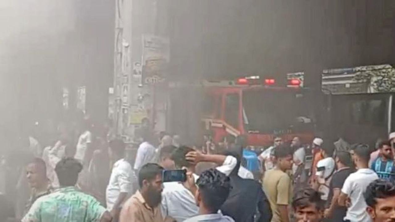 Fire-breaks-out-at-Purabi-Market-in-Mirpur