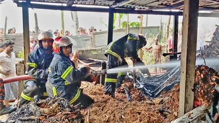 লৌহজংয়ে বসতবাড়িতে আগুন, রক্ষা পেল আশপাশের ঘর