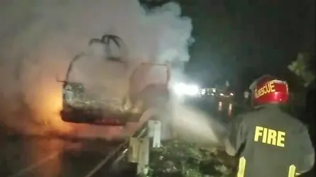 শ্রীনগরে রডবোঝাই চলন্ত পিকআপভ্যানে আগুন