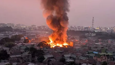 কড়াইল বস্তিতে আগুন নিয়ন্ত্রণে ফায়ার সার্ভিসের ১৬ ইউনিট