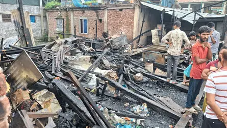 পাথরঘাটায় আগুনে পুড়ে গেছে ৪ দোকান