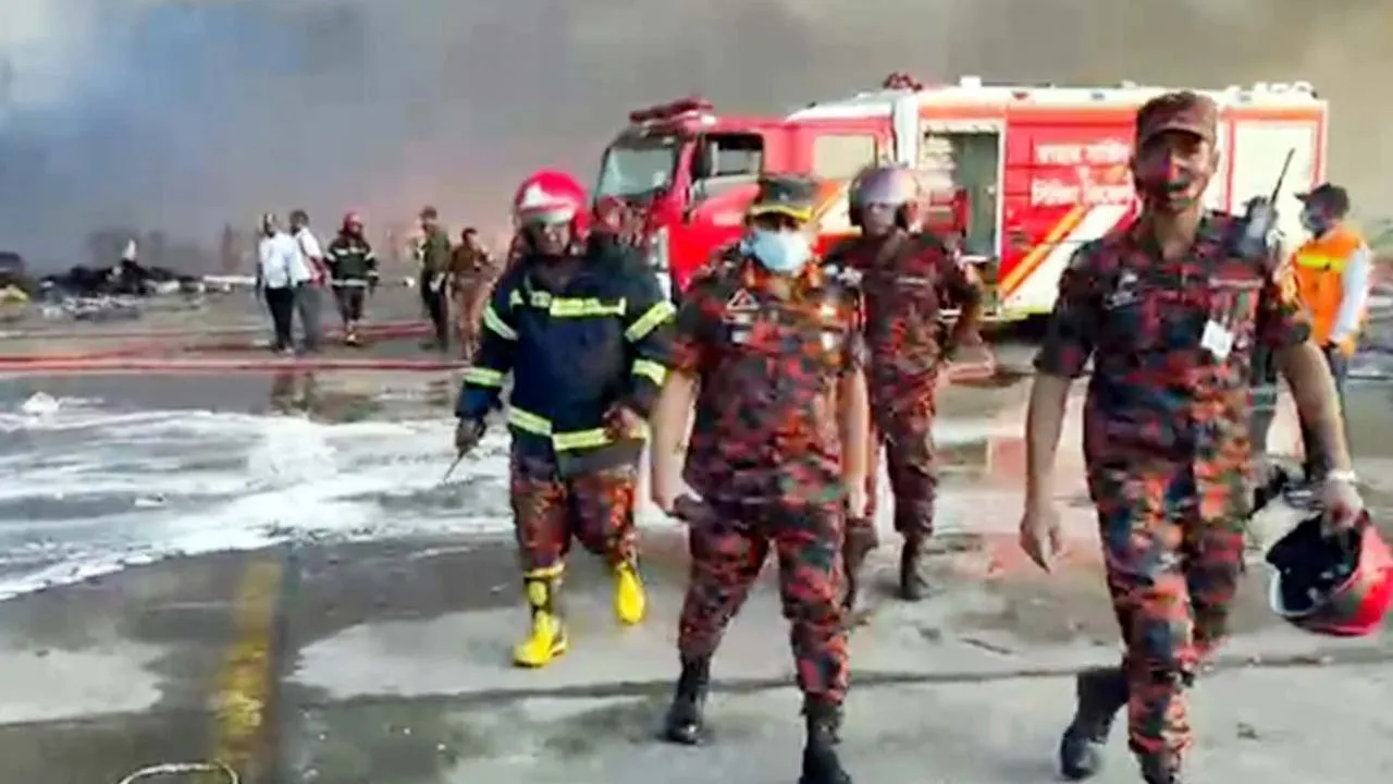 শাহজালালের আগুনের পরিস্থিতি পর্যবেক্ষণে ফায়ার সার্ভিসের ডিজি