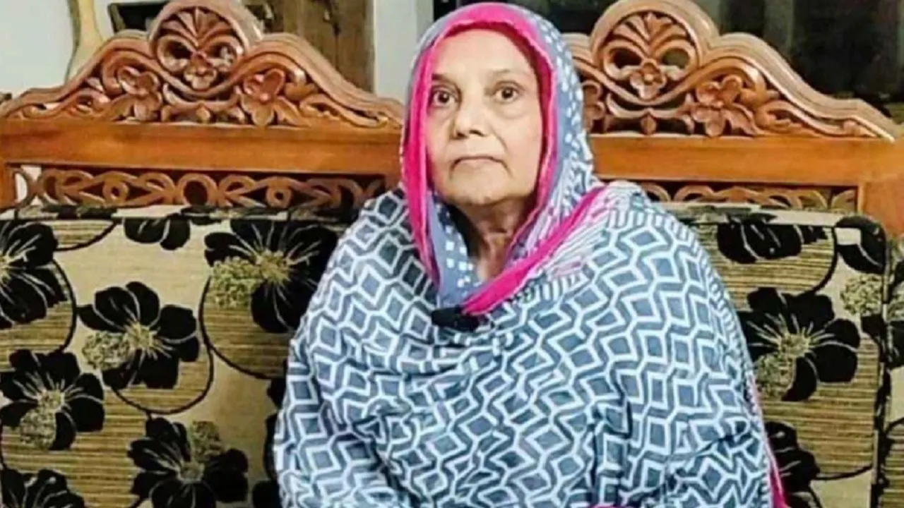 সম্পত্তি লিখে নিয়ে মাকে বাড়ি থেকে বের করে দিলো ছেলে