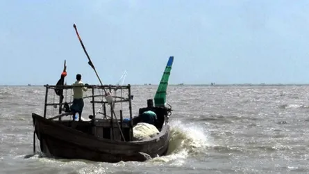 নিষেধাজ্ঞা শেষে সাগরে ফিরেছে জেলেরা