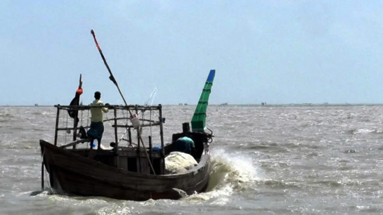 নিষেধাজ্ঞা শেষে সাগরে ফিরেছে জেলেরা