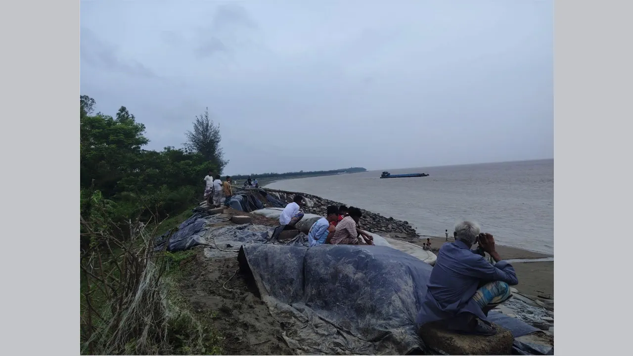 বাঁশখালীতে কৃষি ও মৎস্য খাতেই ক্ষতি ১০৪ কোটি টাকা, ভেঙেছে ১১ হাজার ঘরবাড়ি