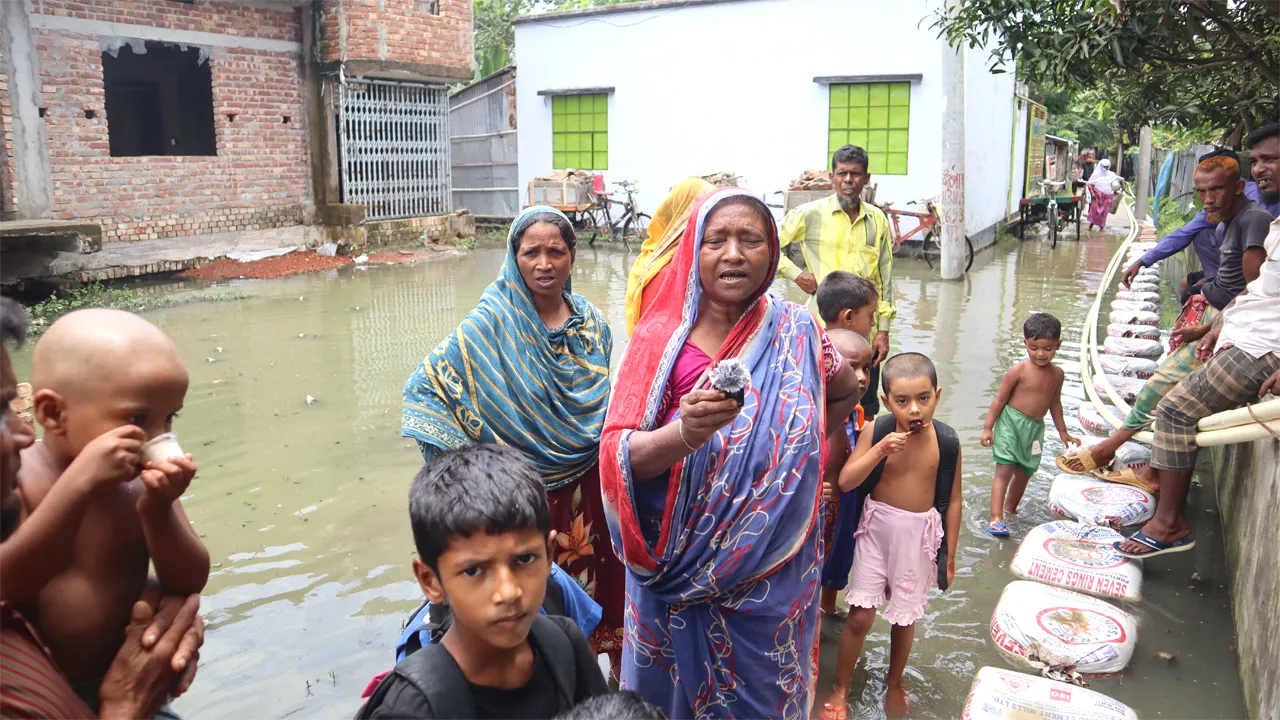 টানা বৃষ্টিতে সাতক্ষীরা শহরের নিম্নাঞ্চল প্লাবিত, মানবিক বিপর্যয়ের শঙ্কা