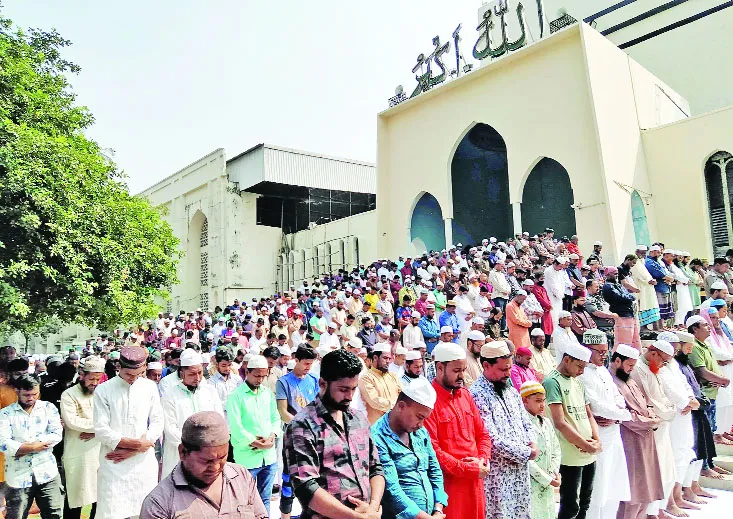 রমজানের প্রথম জুমায় মসজিদে মুসল্লিদের ঢল