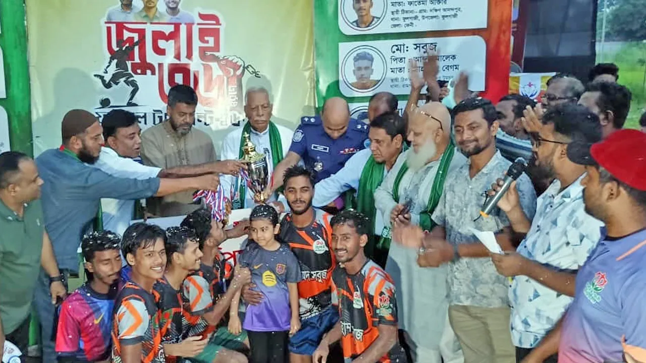 ফেনীতে ‘জুলাই ৩৬’ স্মরণে ফুটবল টুর্নামেন্টে সবুজ টিম চ্যাম্পিয়ন