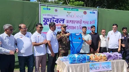 বান্দরবানে ফুটবল খেলোয়াড়দের মাঝে জার্সি বিতরণ