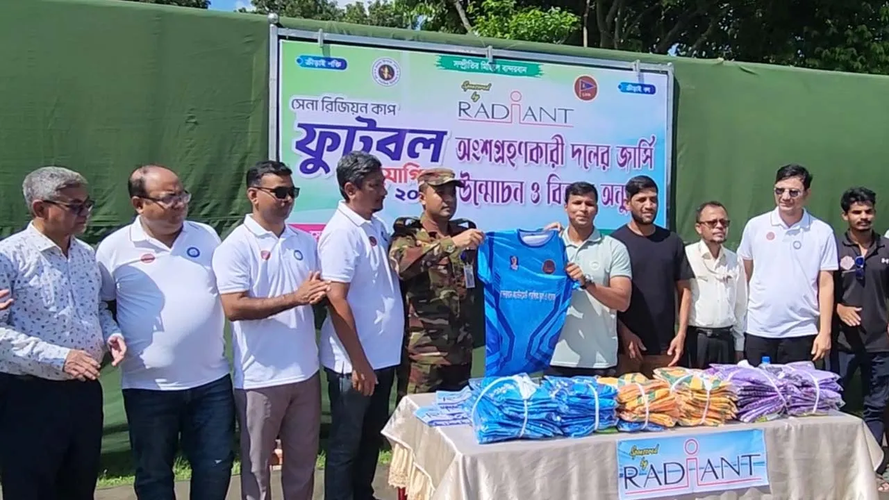 বান্দরবানে ফুটবল খেলোয়াড়দের মাঝে জার্সি বিতরণ