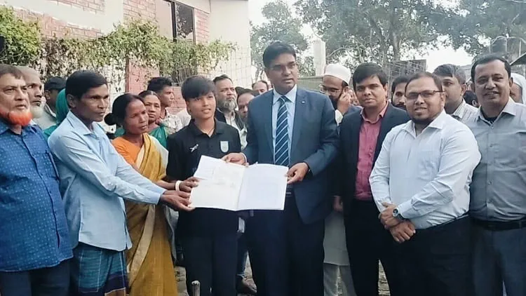 ফুটবলার তৃষ্ণাকে জমিসহ ঘর উপহার