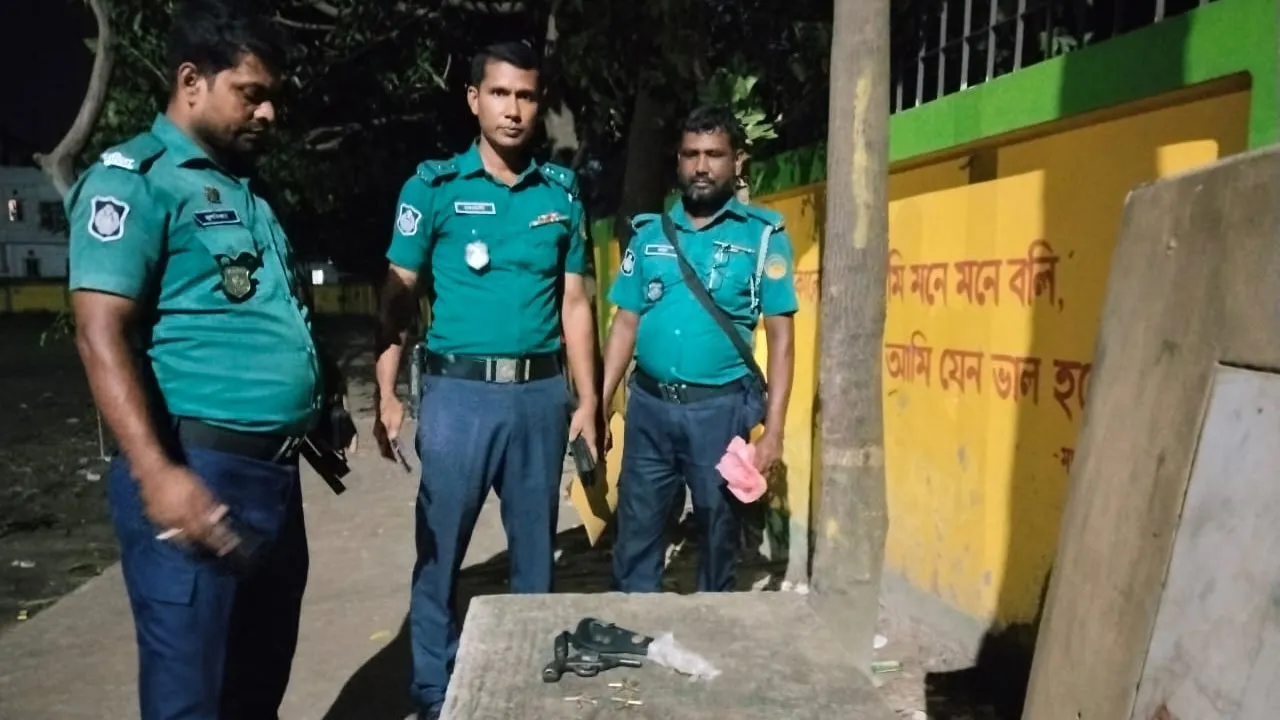 টঙ্গীতে স্কুলমাঠে মিললো ১৫ রাউন্ড তাজা গুলিসহ বিদেশী রিভলবার
