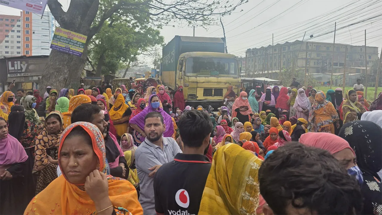 ফতুল্লার বকেয়া বেতনের দাবিতে শ্রমিকদের সড়ক অবরোধ