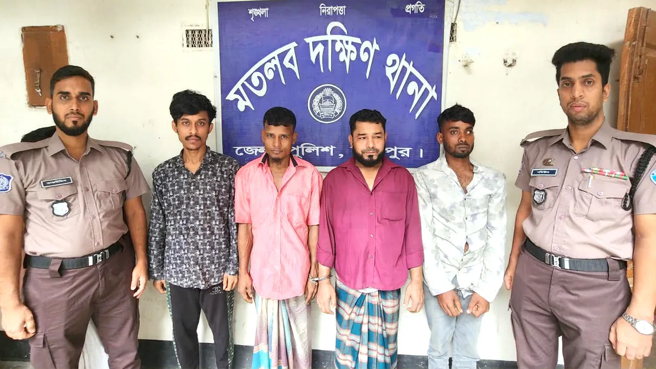 মতলবে ইয়াবা ও গাঁজাসহ ৪ মাদক কারবারি গ্রেফতার