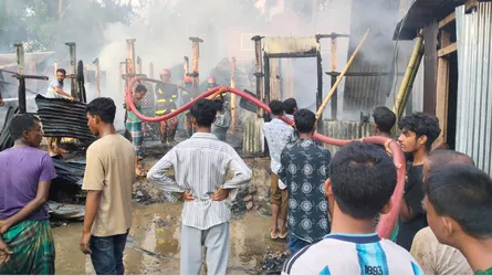 মিরসরাইয়ে আগুনে পুড়ল ৪ বসতঘর
