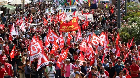 ফ্রান্সে রাজনৈতিক অস্থিরতার মধ্যেই ধর্মঘটের ডাক